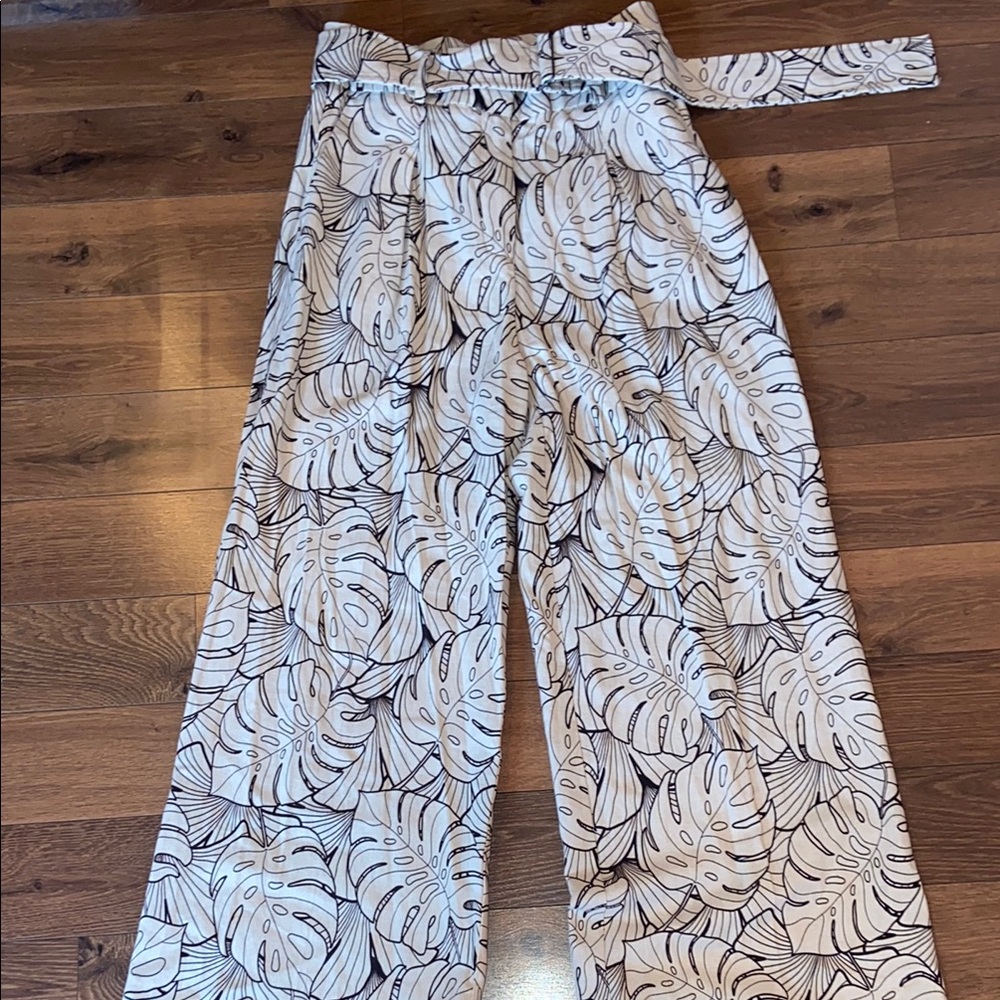 House of Harlow linen pants with belt. Small.